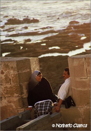 11_Marruecos 2003-Essaouira-Pelando la pava en la muralla